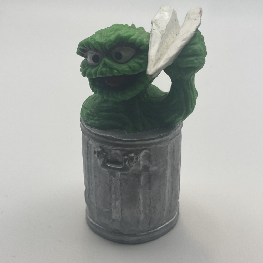 Oscar the Grouch w/ Paper Airplane 3" PVC Figure Applause Sesame Street 1980's - Picture 11 of 11